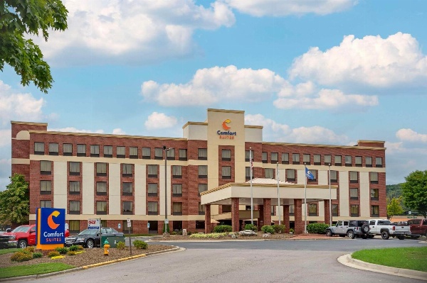 Comfort Suites Outlet Center image 1