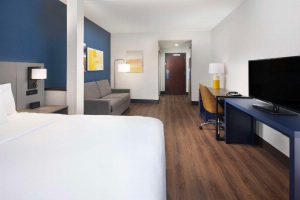 Comfort Suites Outlet Center image 10