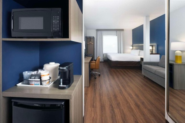 Comfort Suites Outlet Center image 17