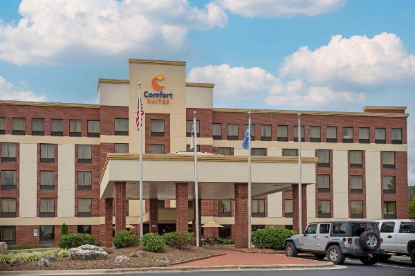 Comfort Suites Outlet Center image 2