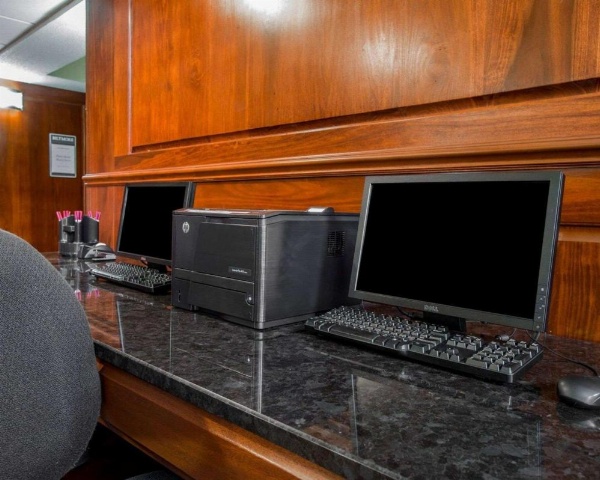 Comfort Suites Outlet Center image 26