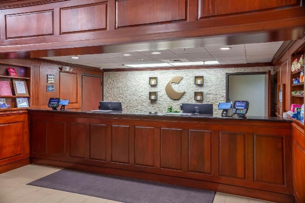 Comfort Suites Outlet Center image 3