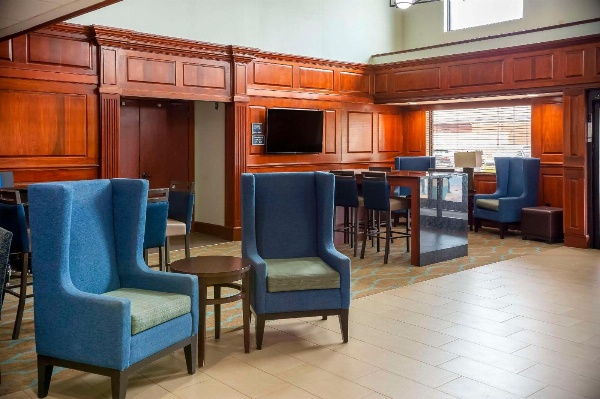 Comfort Suites Outlet Center image 5