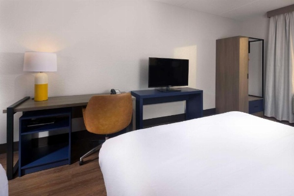Comfort Suites Outlet Center image 8